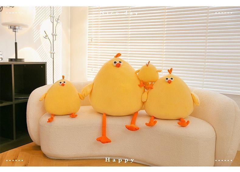 Vier flauschige ausgestopfte gelbe Küken mit orangefarbenen Schnäbeln und Füßen, die gemeinsam auf einem weißen Sofa sitzen, hergestellt als weiches Tierplüschtier aus der Volksrepublik China.