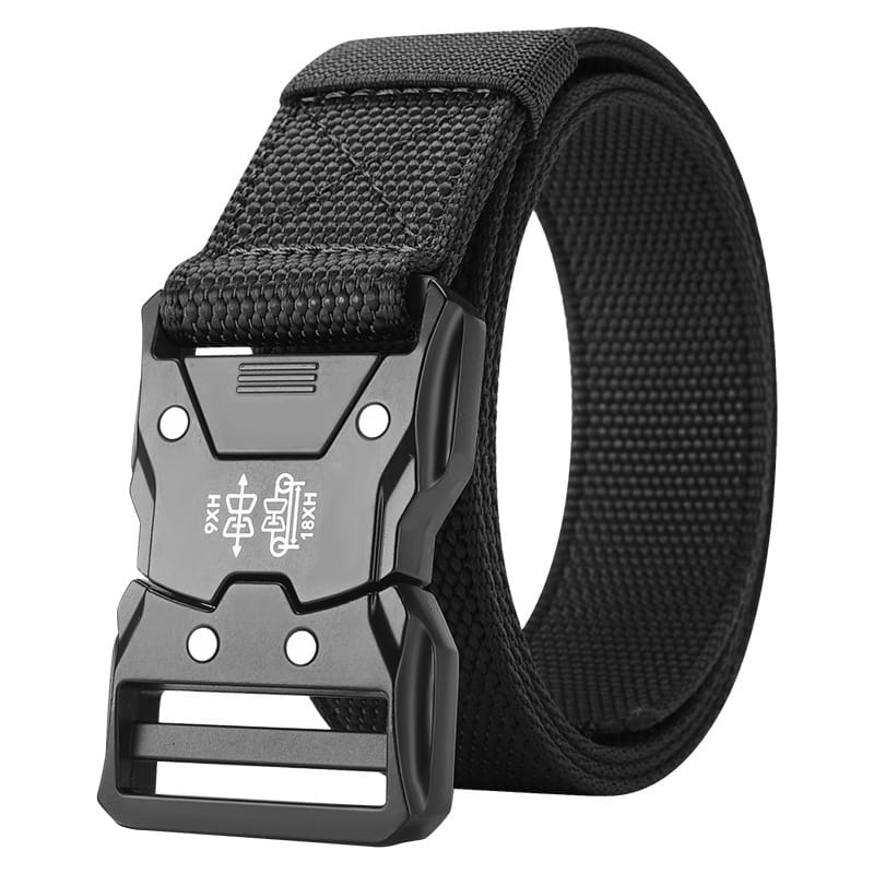 Ceinture tactique noire en toile avec boucle à libération rapide en plastique à finition mate, comportant des marquages gravés blancs, conçue pour un tour de taille d’entraînement des hommes.