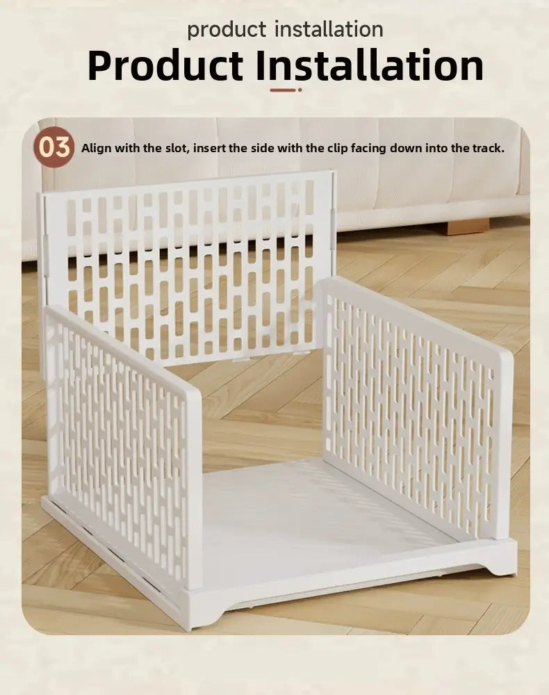 Tiroir d’armoire empilable en plastique blanc, avec des côtés à lattes et une base plate, conçu pour un rangement pliable dans des unités de tiroirs d’armoire.