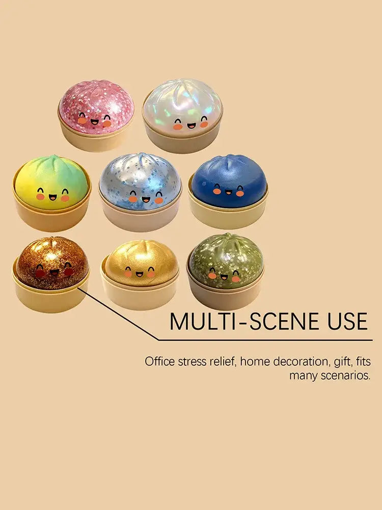 juguetes exprimibles de panecillo al vapor coloridos y con purpurina, con caritas sonrientes adorables y cuerpos de silicona suaves, mostrados con un recipiente para vapor para aliviar el estrés.