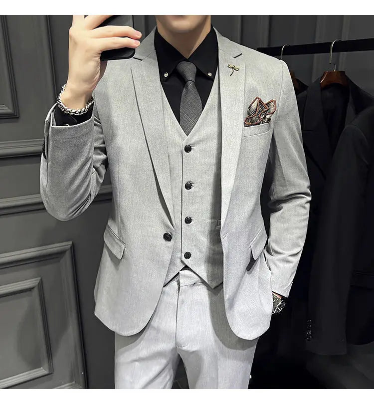 Ensemble de costume slim fit gris clair, taillé sur mesure, avec un tissage texturé subtil, comprenant un gilet assorti et 9 pantalons courts à la cheville avec un type de fermeture par boutons.