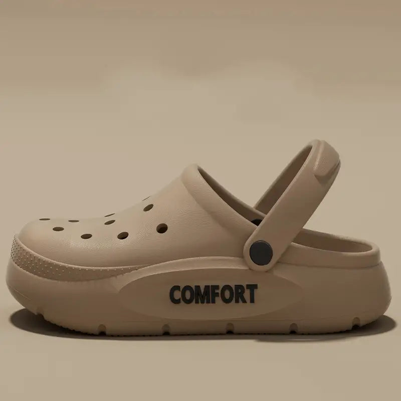 Beige Unisex-Dicke-Plattform-Eva-Clog-Sandale aus Gummi mit Komfort-Schriftzug auf der Sohle und einem Riemen, der mit einem dunklen Knopf befestigt ist.