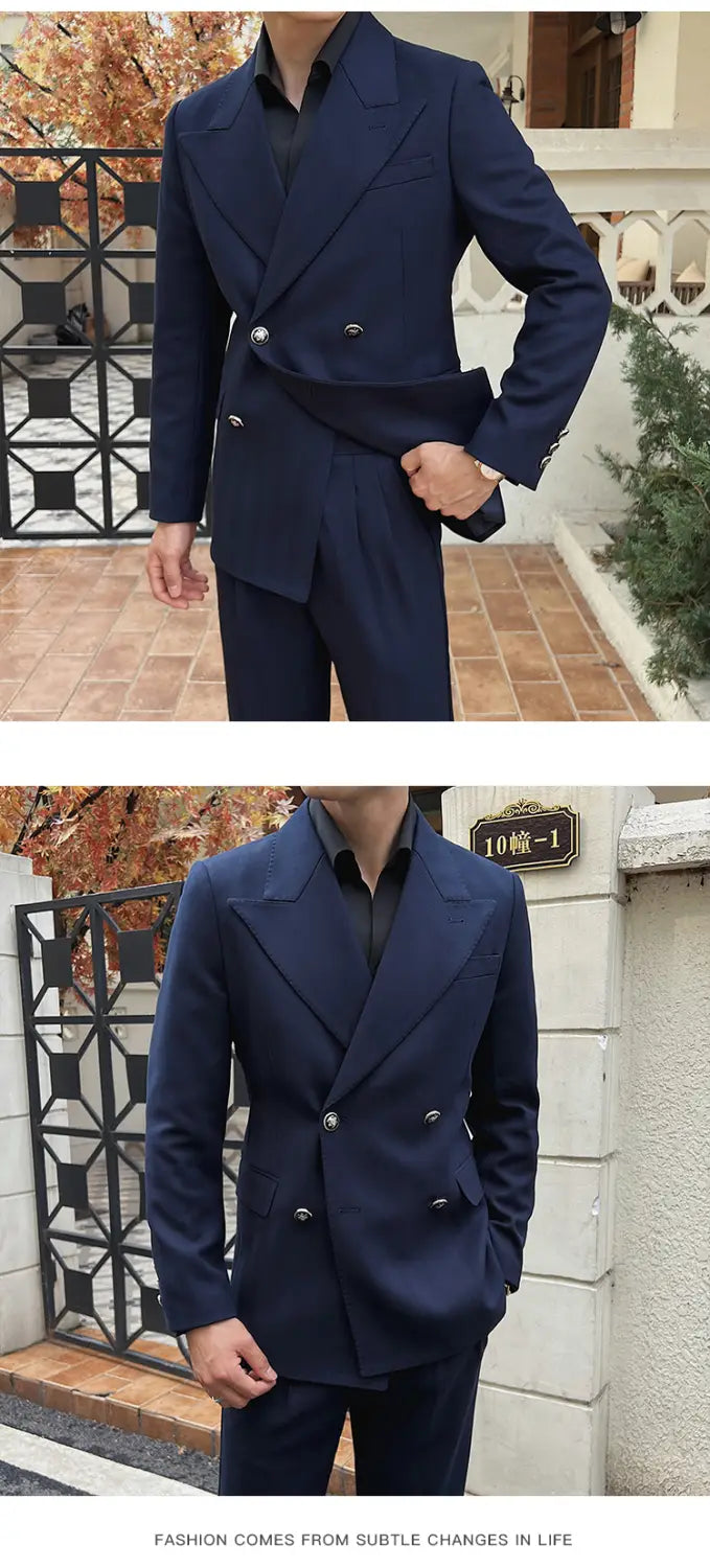 Navyblauer zweireihiger Herren-Wintermantel mit zwei Knopfreihen und tailliertem Schnitt.