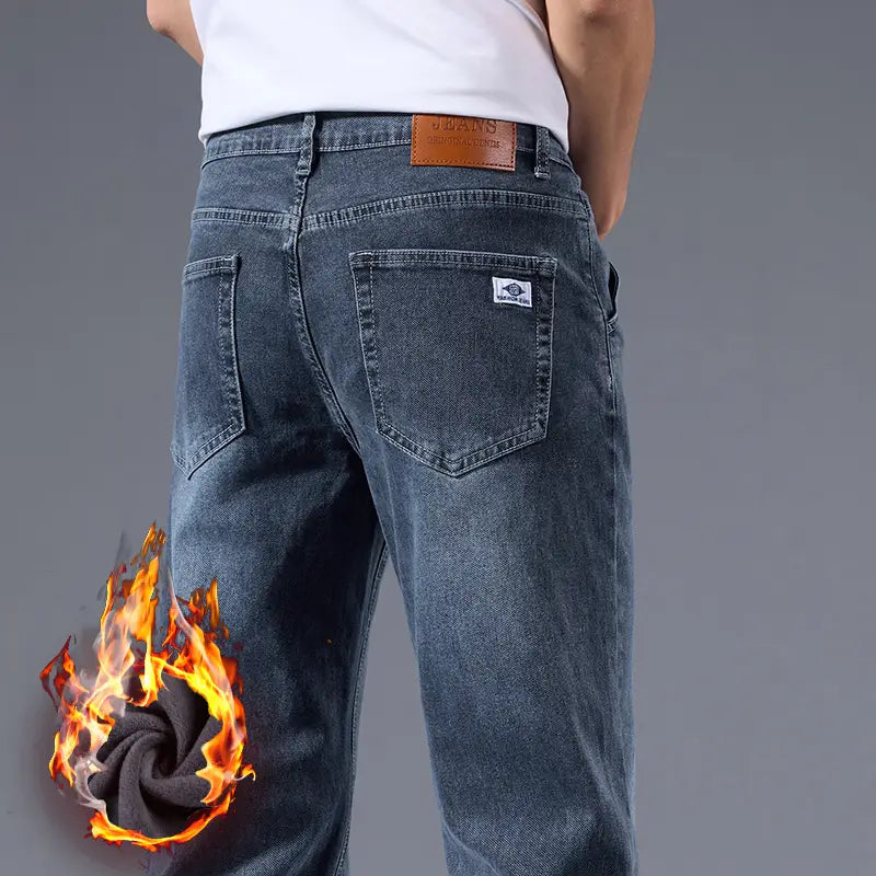 Face arrière des jeans rétro délavés coupe droite ample pour hommes en denim bleu foncé, comportant un empiècement de marque en cuir brun sur la ceinture et une petite étiquette blanche sur la poche arrière.