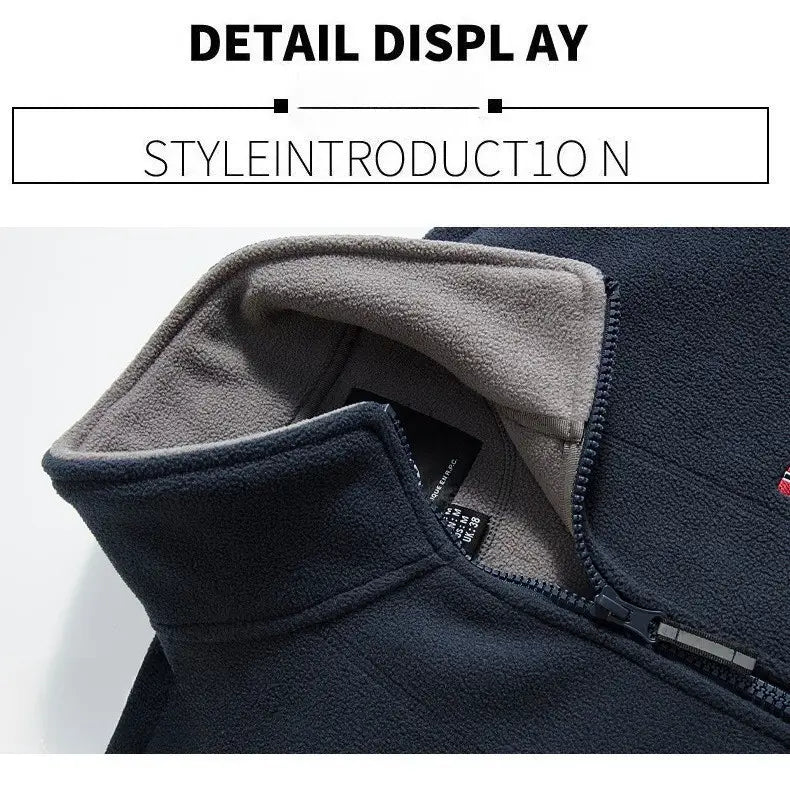 Chaqueta de invierno de forro polar para hombre, ropa de abrigo y exterior cálida, en forro polar azul marino oscuro con forro interior gris contrastante y cremallera negra.