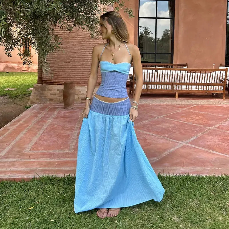 zweiteiliges Set aus trägerlosem Korsagenkleid in Blau mit einem strukturiert gerippten Oberteil und fließendem Rock; mit elastischem Taillenverschluss.