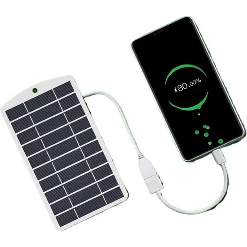 weißer rechteckiger Solarpanel-Ladegerät mit schwarzen Photovoltaikzellen und angeschlossenem USB-Kabel an ein Smartphone mit 80 Prozent Akkuladung zur Verwendung als tragbare Powerbank für den Außenbereich