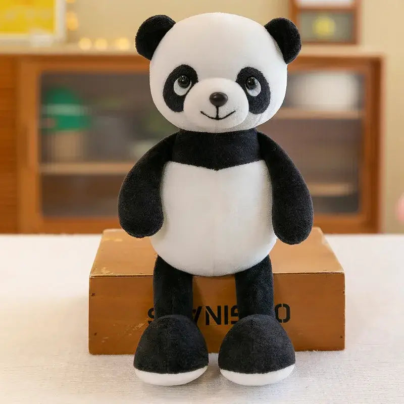 un peluche de panda con pelo suave blanco y negro, con ojos bordados y una sonrisa cosida, entre colecciones de animales de peluche rellenos de león, elefante y tigre, y perros de elefante y tigre
