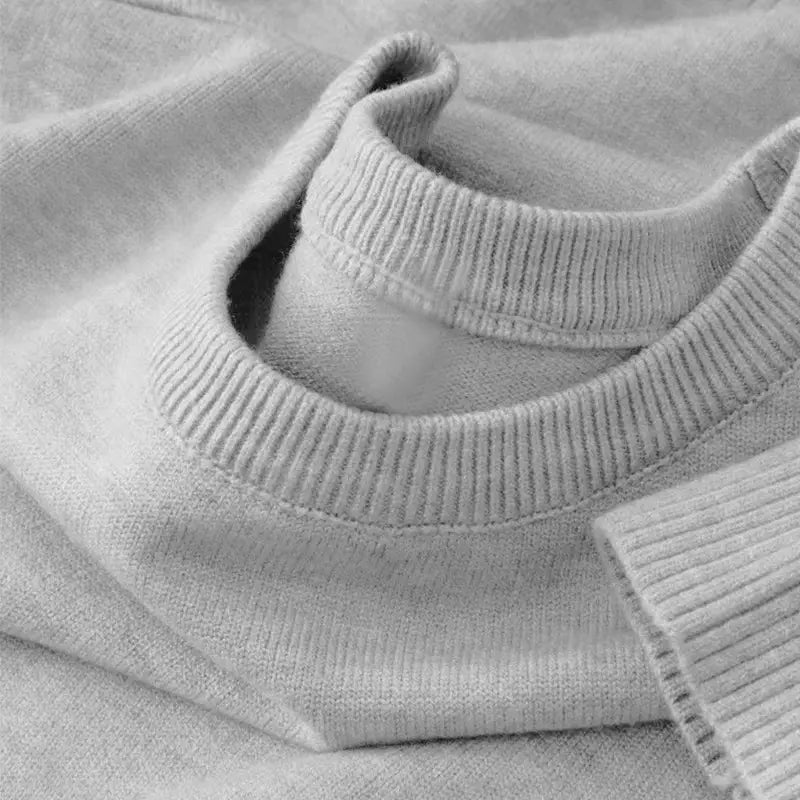 Klassischer Herren-Strickpullover mit Rundhalsausschnitt aus weichem, hellgrauem Rippstrick mit gemütlichem Rundhalsausschnitt und sauber verarbeiteten Bündchen.