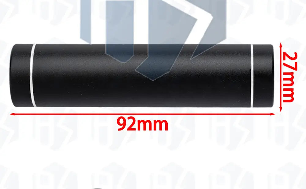 Schwarzes zylindrisches DIY-Metall-Powerbank-Baukastenset mit weißen Streifen an beiden Enden, mit den Maßen 92 mm x 27 mm, mit USB-Ladegerät-Eingang 5 V für Ausgangs-5-V-Anwendungen.