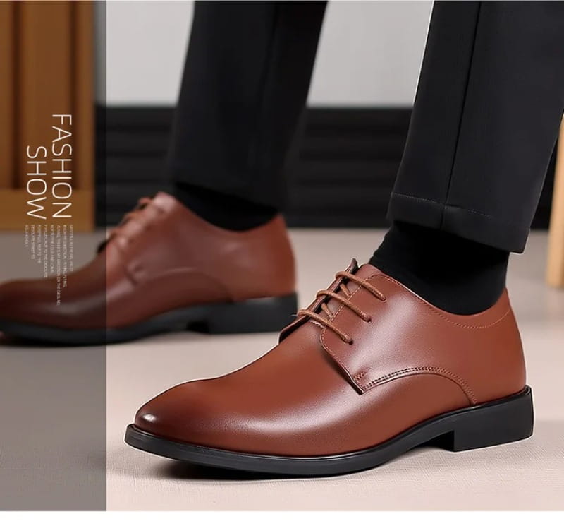 Herren-Oxford-Kleiderschuhe aus weißem Leder mit braunem Leder im Schnürdesign, poliertem Finish und schwarzen Gummisohlen.