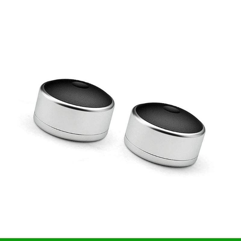 silberne zylindrische Bluetooth-Lautsprecher mit schwarzen strukturierten Oberseiten, dargestellt als Zubehör für tragbare Notebookständer-Füße aus Aluminium