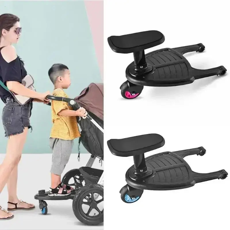 schwarzes Kunststoff-Fahrbrett, am Kinderwagen montierbar, mit abnehmbarem Sitz und Plattform; mit rosa- und blau farbigen Rädern, dargestellt von der Rückseite