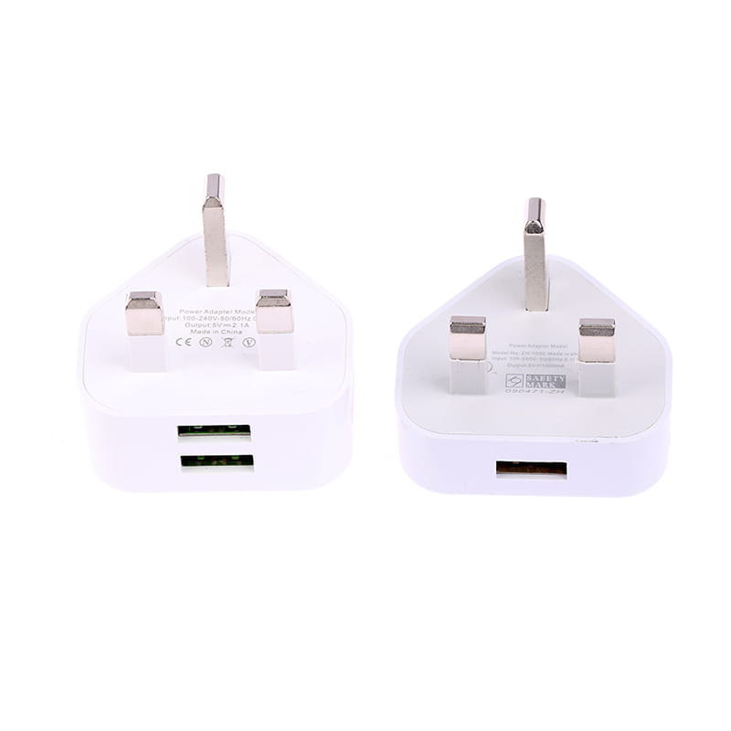 Adaptador de cargador de pared doble USB de 3 clavijas tipo Reino Unido en plástico blanco con dos puertos USB y clavijas metálicas.