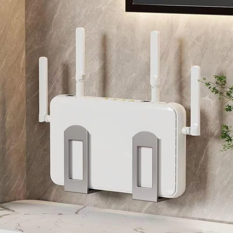 Weißer kabelloser Router mit vier vertikalen Antennen, an der Wand innerhalb eines wandmontierten Router-Aufbewahrungskastens angebracht, für optimale Wärmeableitung und platzsparende Installation an der Käusewand.