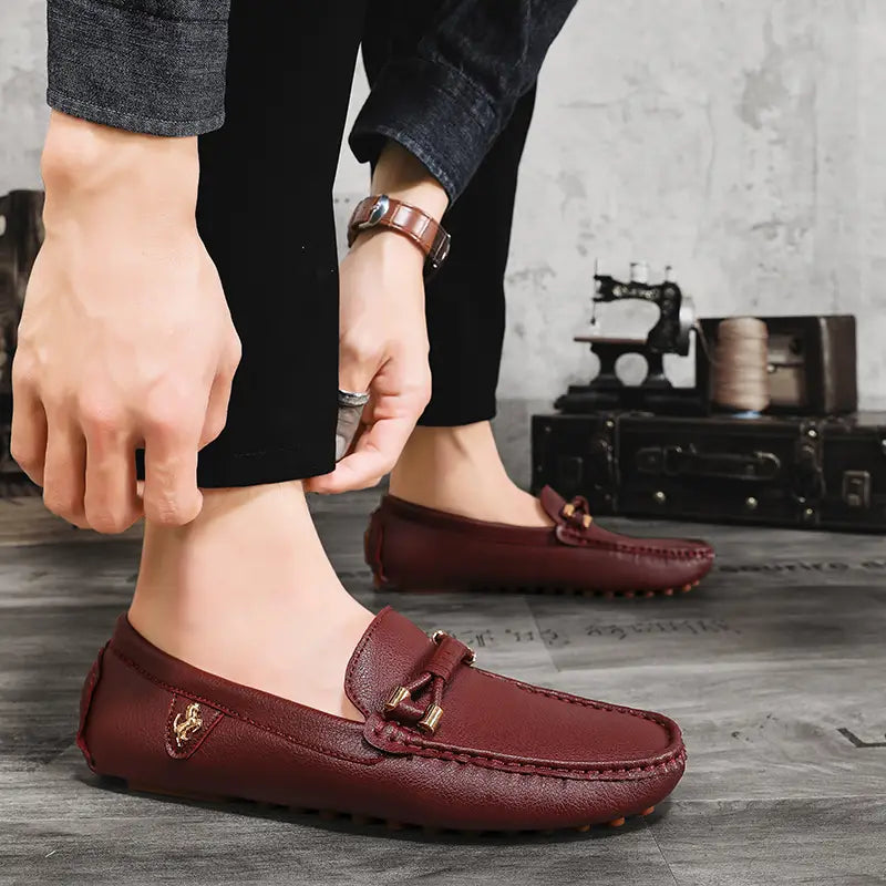 Les chaussures à enfiler habillées en cuir se portent sans effort avec des chaussures décontractées en cuir bordeaux, avec des accents métalliques ton or et un gland décoratif sur l’avant.