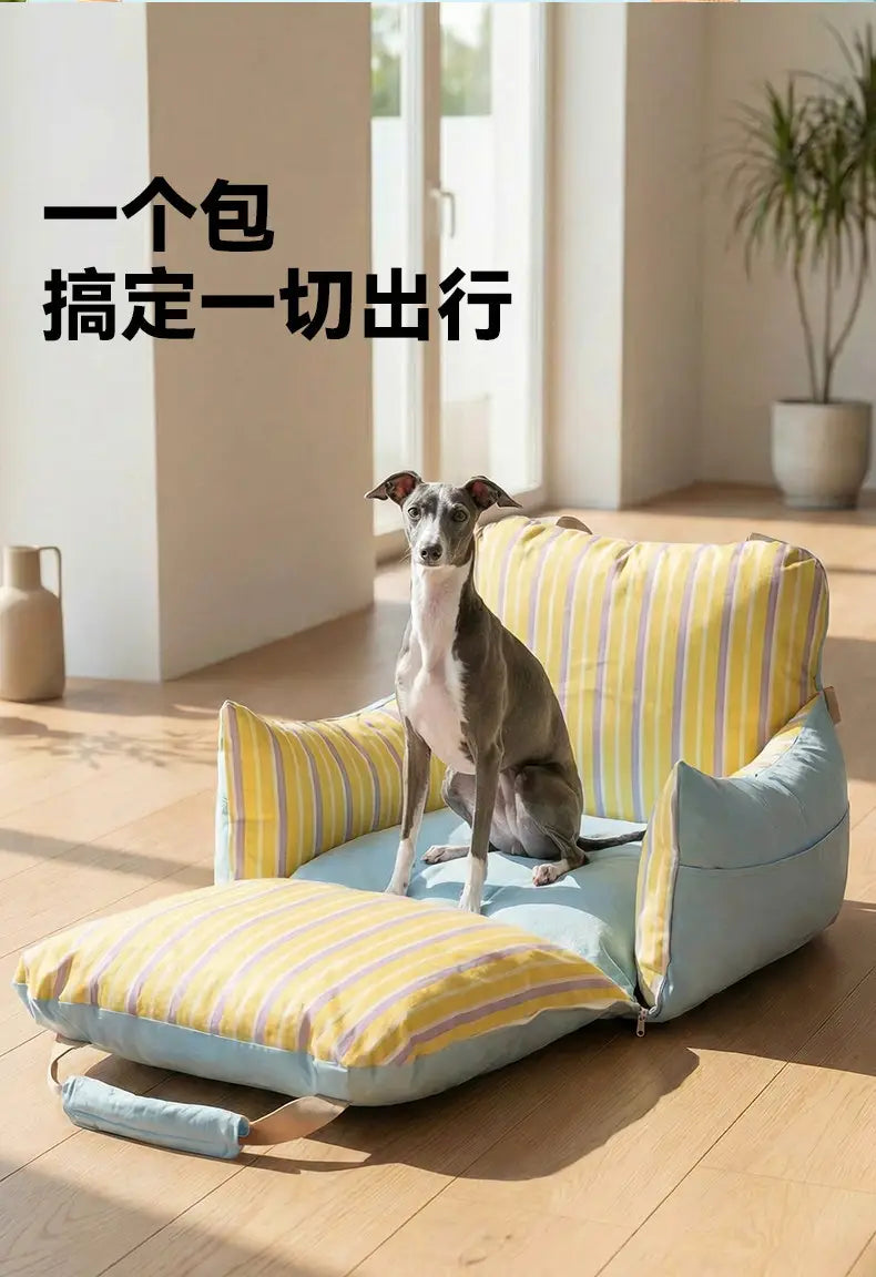 Un siège de voiture convertible pour chien et un lit de voyage douillets, avec revêtement en tissu à rayures jaunes et bleu clair.