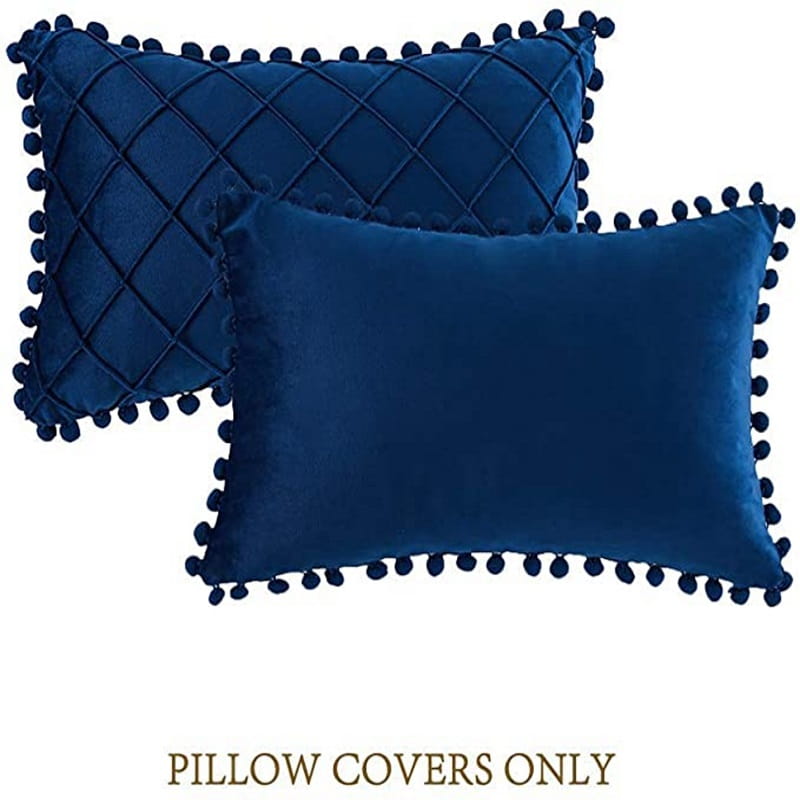 coussinets rectangulaires en velours bleu marine profond avec motif losange matelassé et garniture décorative à pompons, conçus pour susciter des retours positifs en tant que housses de coussin élégantes