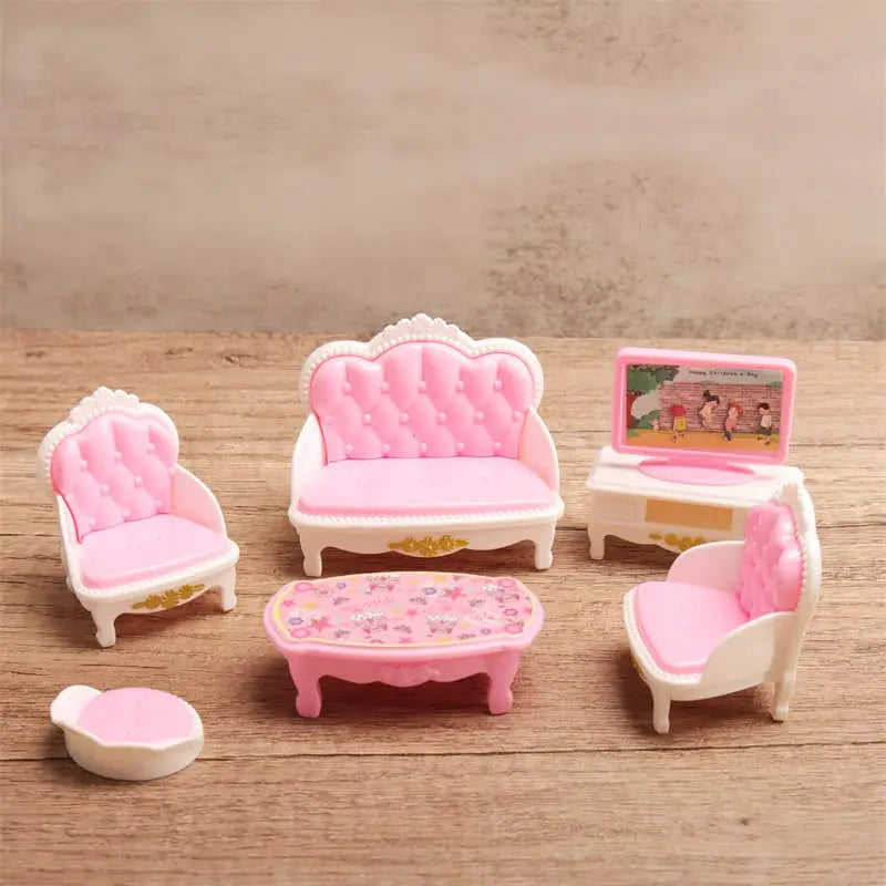 Rosa- und weißes, gepolstertes Sofa für Miniatur-Puppenhausmöbel mit goldenen Akzenten im Maßstab 1:12