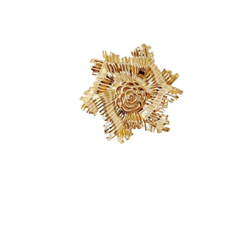 Goldene Blumenbrosche mit Perlenakzent; mit goldfarbenen metallischen, geschichteten Blütenblättern und einem detaillierten Rosenzentrum.