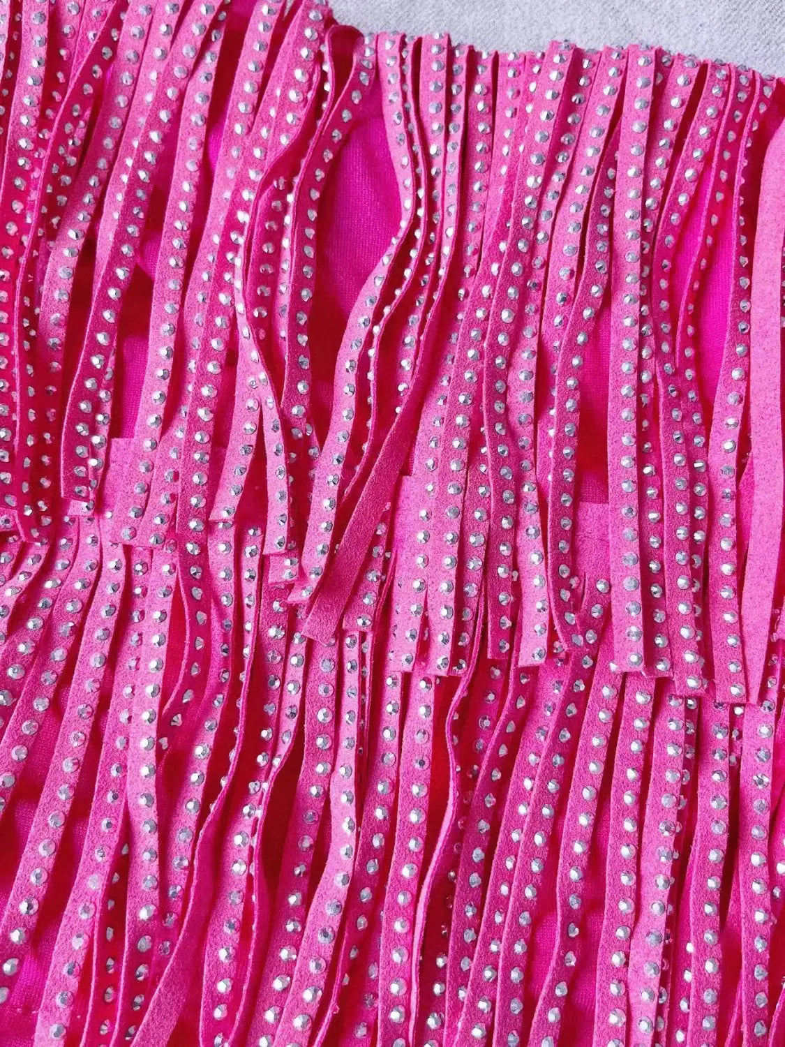 Mini-jupe taille haute en suède fuchsia rose vif à franges en strass, avec des strass argentés intégrés le long de chaque bande.