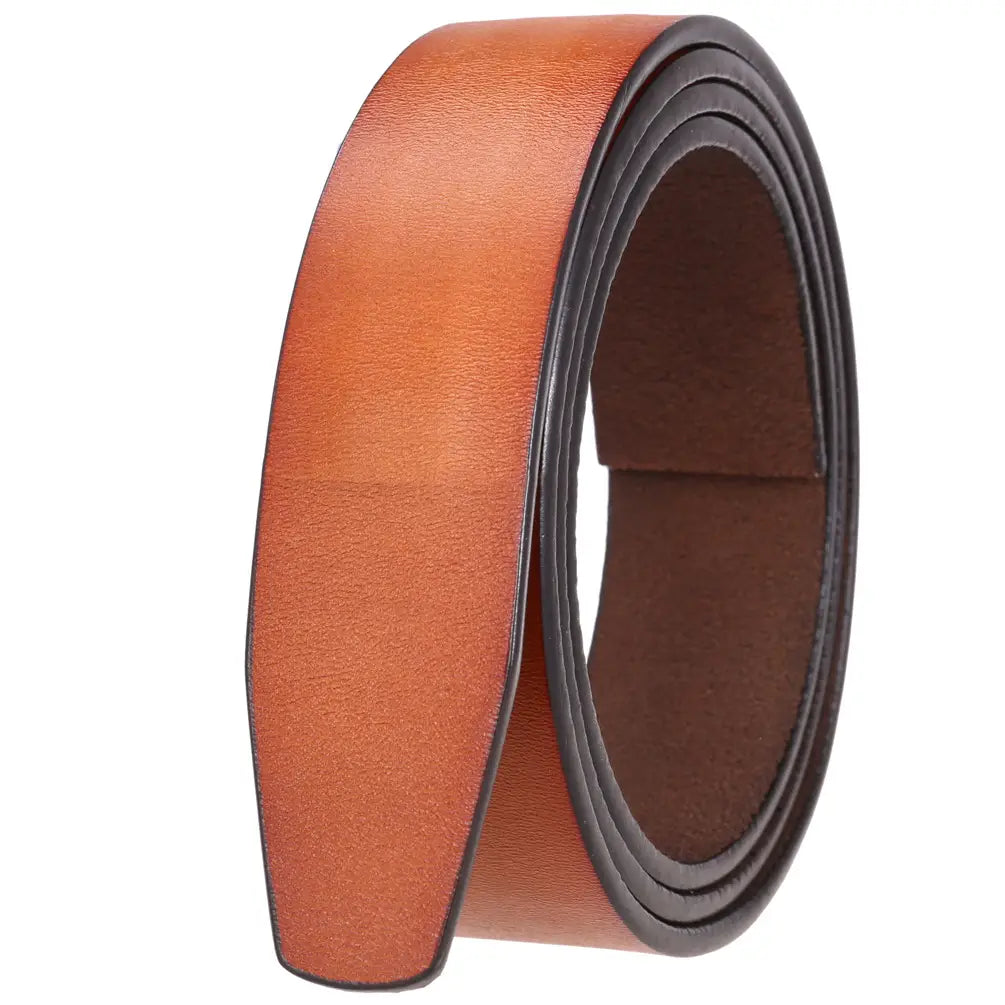 Sangle en cuir à cliquet sans trous 3,5 cm pour homme en cuir beige, avec bords cousus noirs et surface lisse légèrement texturée.