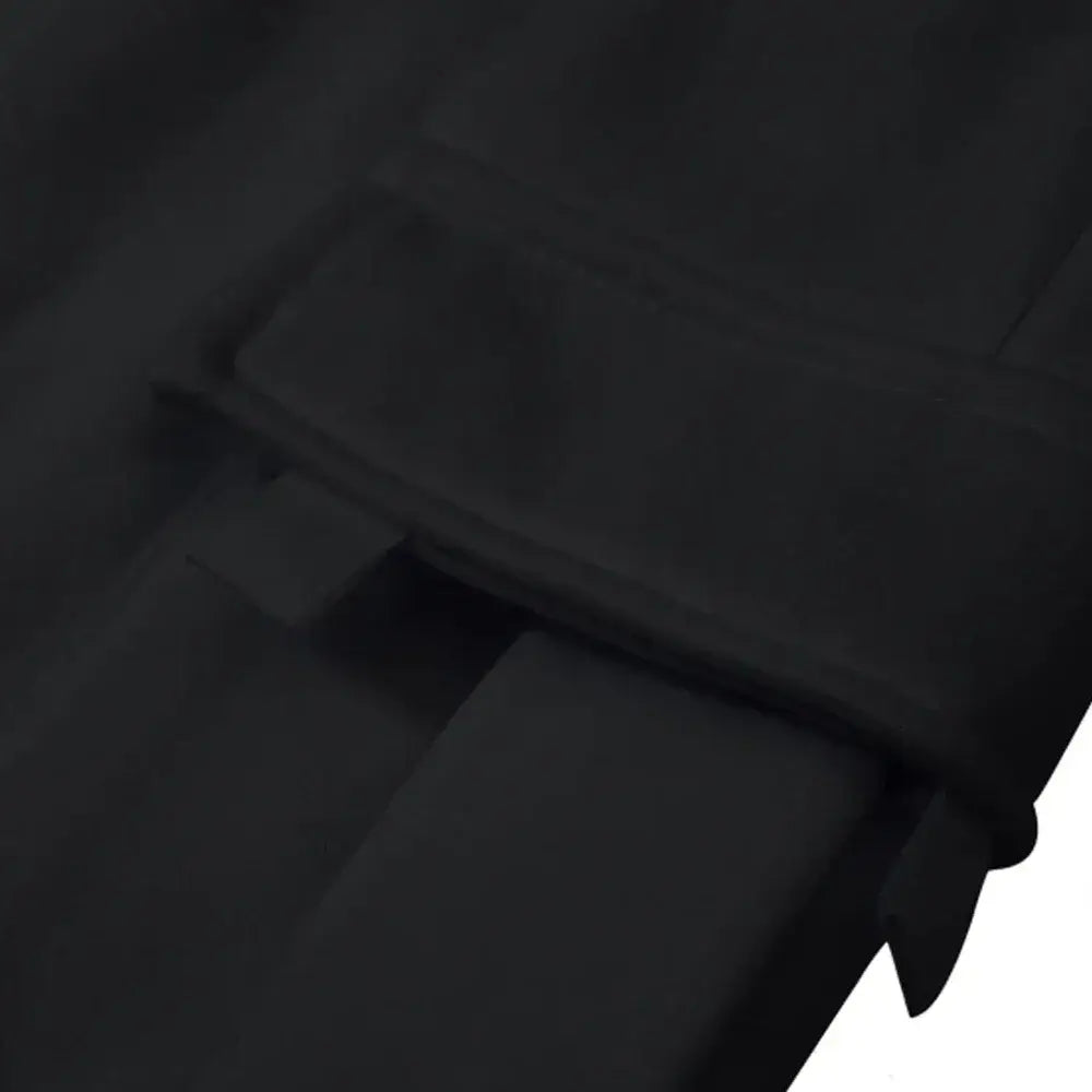 Tissu noir à finition mate lisse et texture subtile, utilisé pour les pantalons cargo pour homme à coupe ample de style jogging.