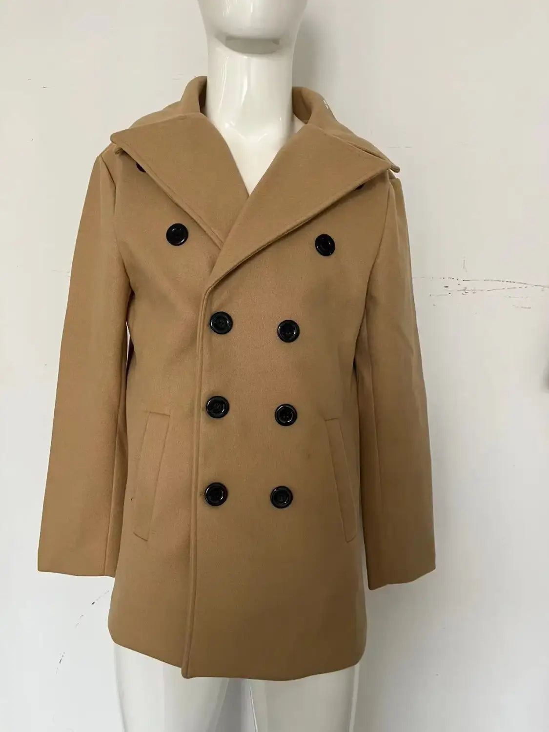 Abrigo largo tipo peacoat de lana para hombre con doble botonadura y chaqueta de invierno, en lana color camel, con botones negros.