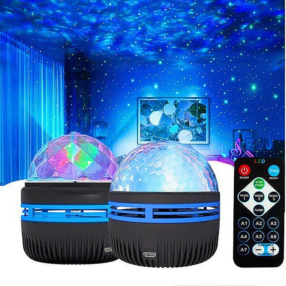 zwei kugelförmige LED-Lichtprojektoren mit facettierten, reflektierenden Oberflächen, die bunte Nordlichter-Muster über einer schwarzen und blauen rotierenden Basis-Einheit abstrahlen, mit Fernbedienung zur Steuerung der Lichteffekte