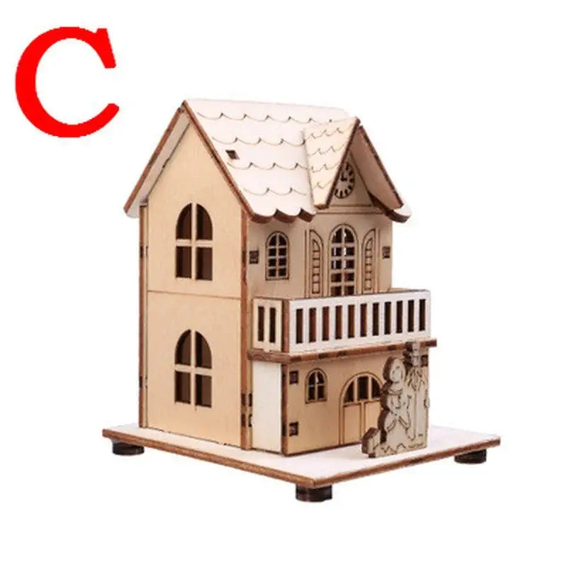 Ornement de sapin de Noël en bois de maison à éclairage, de couleur beige clair, à deux étages, présentant des fenêtres cintrées, un toit blanc à bordure festonnée, un balcon découpé au laser finement détaillé et une figure frontale sculptée, parfait comme cadeau DIY pour la maison ou comme décoration de fenêtre DIY.