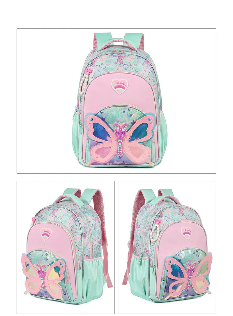 Mädchen-Schmetterlings-Rucksack-Set für die Schule mit einem pastellrosa und mintgrünen Design, mit einem großen farbenfrohen Schmetterlings-Applikat mit schimmernden Flügeln und funkelnden Details.