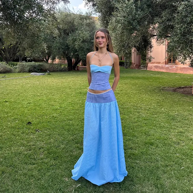 Zweifarbiges blaues zweiteiliges Set, trägerloses Korsagenkleid mit strukturiertem Oberteil und elastischem Taillenverschluss; mit fließendem Rock.