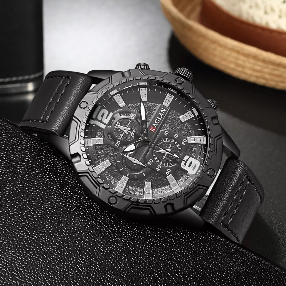 Montre à quartz pour homme avec chronographe, en cuir, avec boîtier raglan noir, cadran texturé, aiguilles et index des heures à tons argentés, et bracelet en cuir noir.