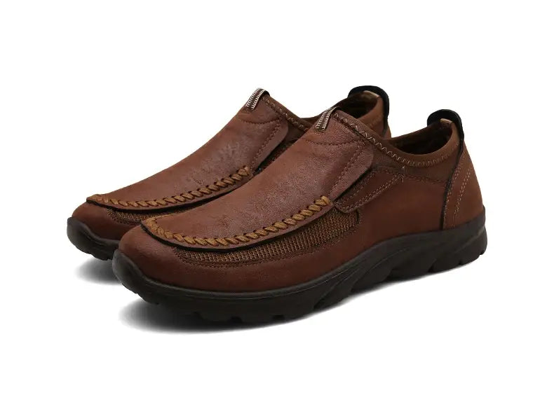 Mocassins homme décontractés en cuir à enfiler, en cuir marron, avec un dessus texturé et une semelle en caoutchouc noir.