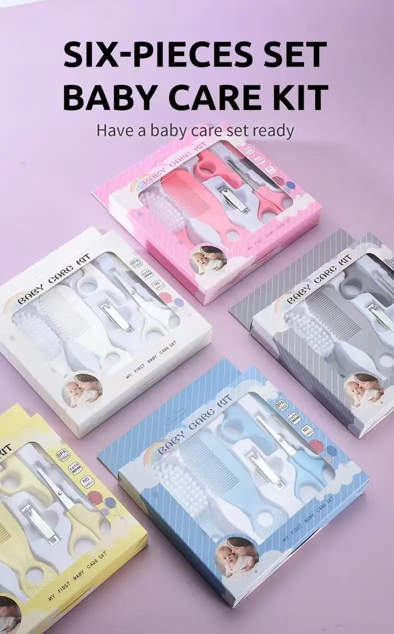 透明なプラスチックパッケージに入った、ピンク＆ホワイトのベビーグルーミングキット。柔らかいシリコン製の爪切り、くし、その他のグルーミング用具を含み、安心できる新生児ケアのセット（BPAフリー）