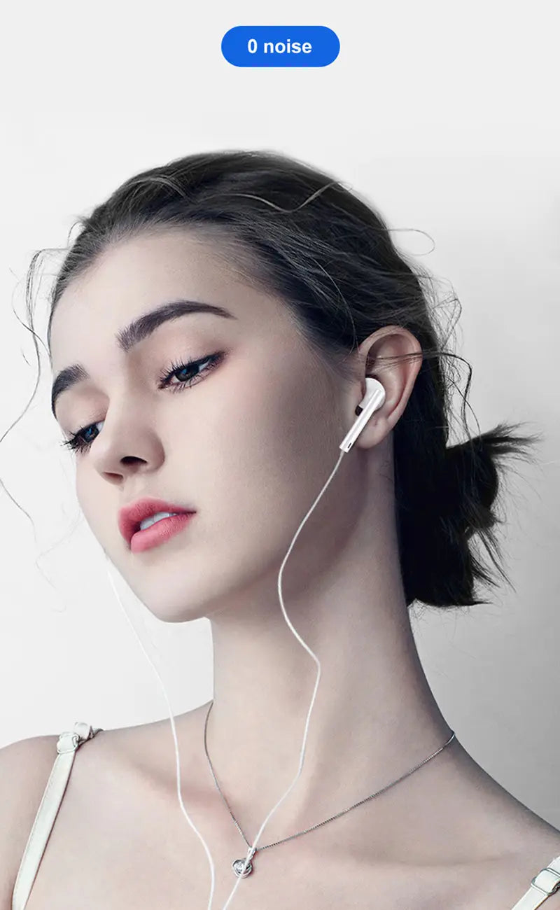 Auriculares blancos con cable para inserción en el oído, con micrófono, que presentan un diseño minimalista y elegante y un cable fino.