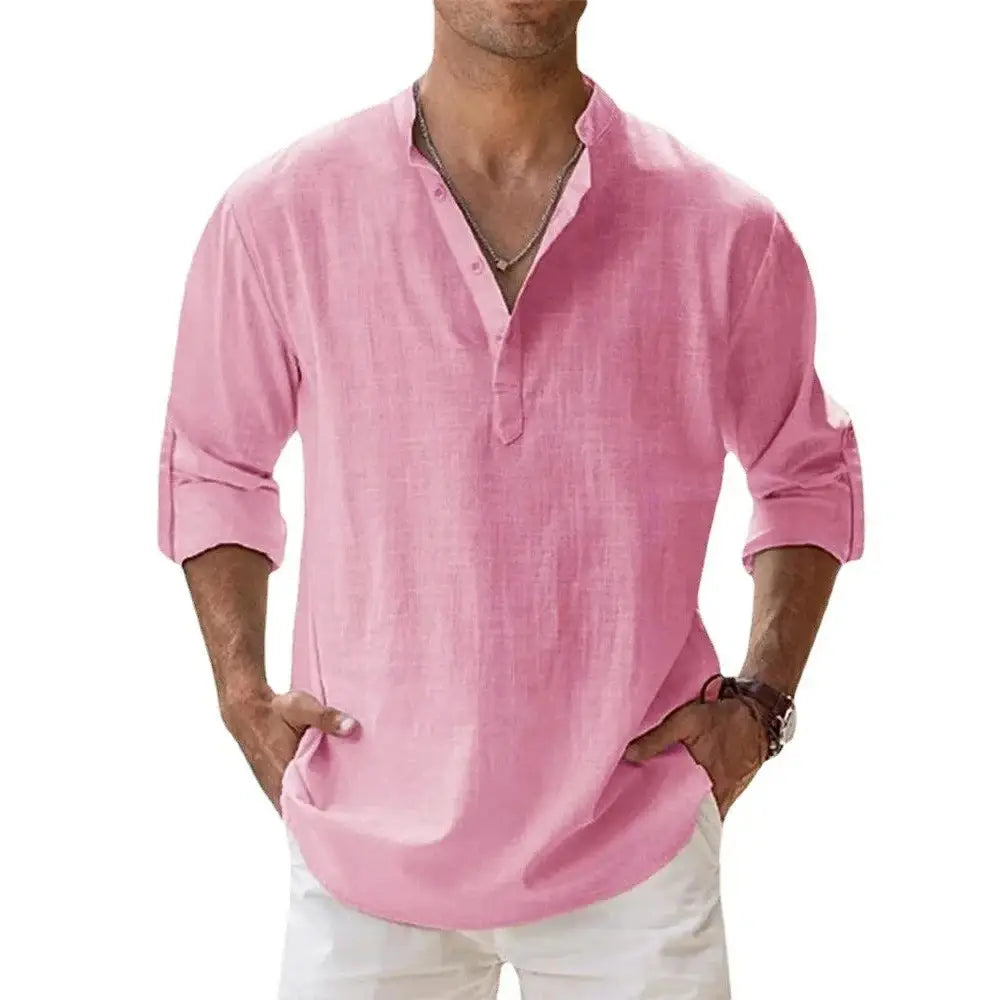 Chemise en lin henley pour homme à manches longues rose pâle, coupe ample et poignets retroussés, adaptée à une tenue décontractée d’été à la plage.