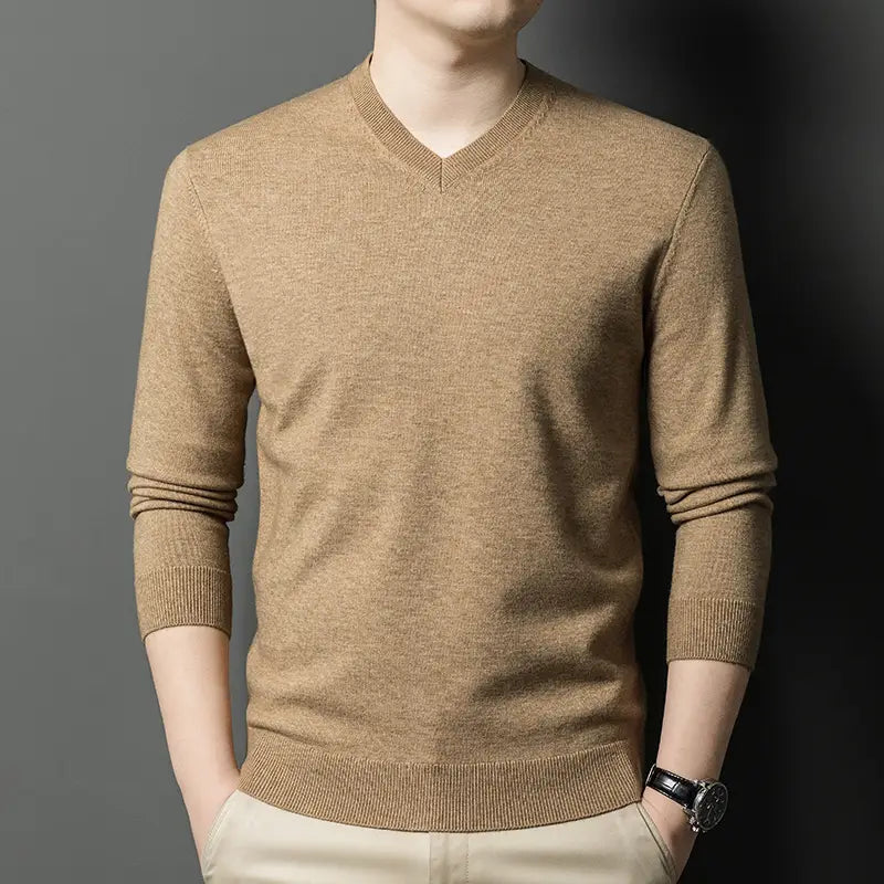 Beiger Kaschmir-V-Ausschnitt-Strickpullover für Herren mit gerippten Bündchen und Saum.