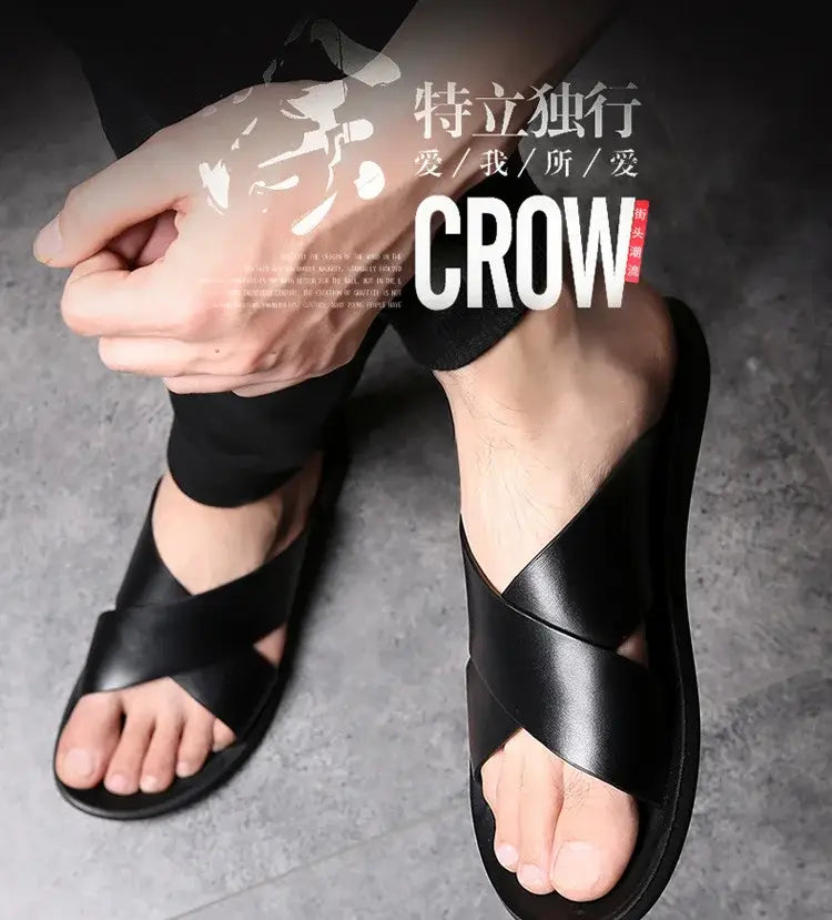 Schwarze Herren-Echtleder-Slipper mit Kreuzriemen und schlankem, minimalistischem Design.