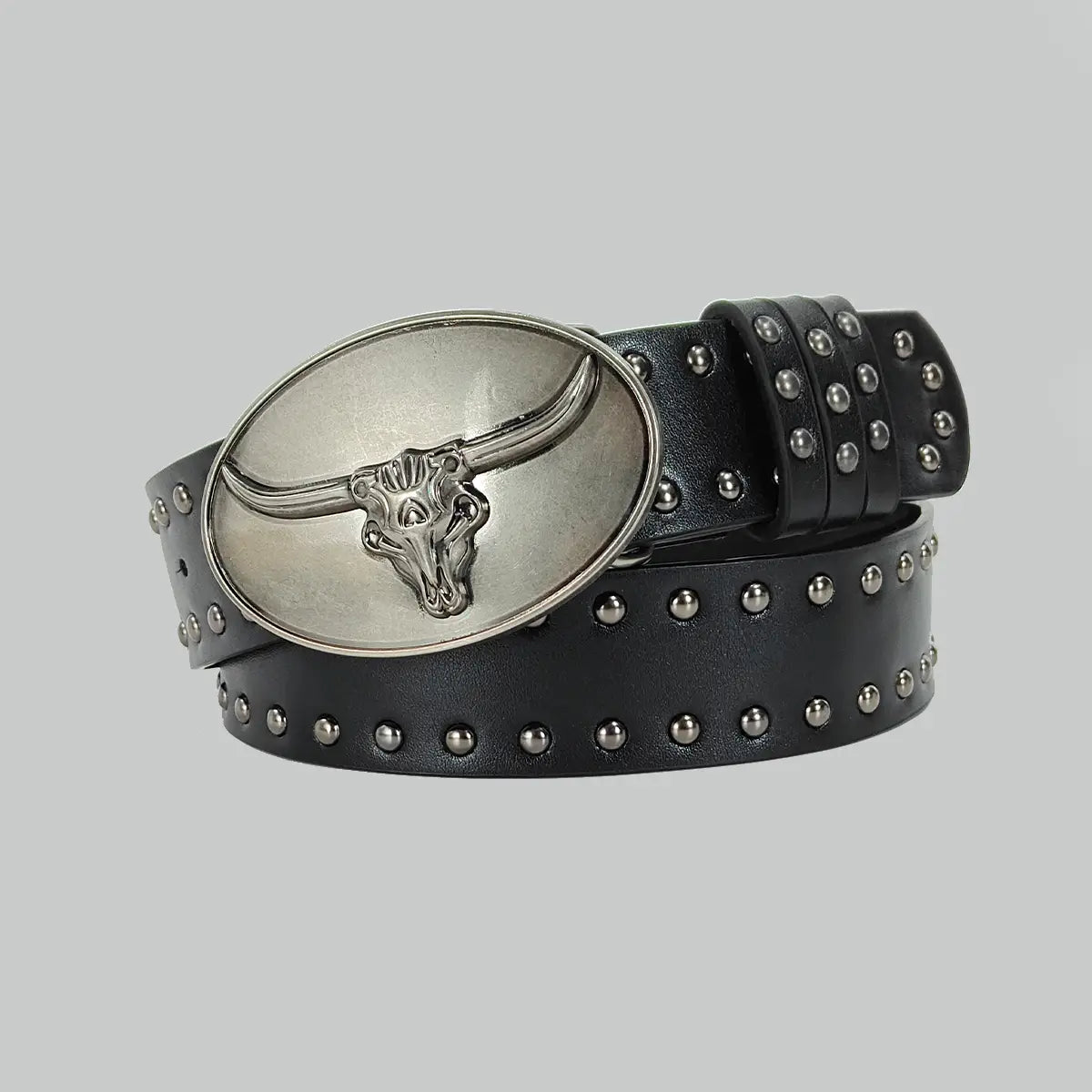 cinturón de cintura negro de cuero en estilo y2k con tachuelas en tono plateado y hebilla con forma ovalada con un detallado diseño de calavera de buey cornudo para un estilo y2k de cruz bohemia