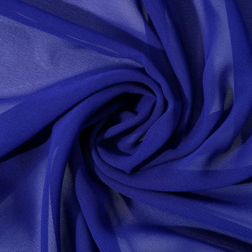 Eine reichhaltig dunkle blaue Chiffon-Hochzeitscape-Sonnenschutz-Wickelshawl aus transparentem Stoff mit glatter, fließender Textur und dezentem Durchscheineffekt.