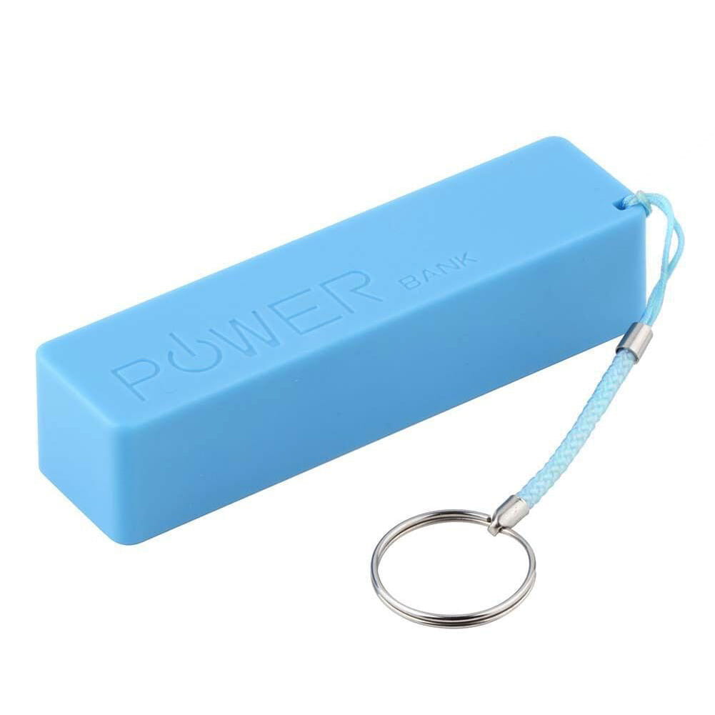 Hellblaue rechteckige tragbare Powerbank mit befestigtem Schlüsselanhänger, ausgelegt für eine 18650-Batterie und zum Laden über Micro-USB.