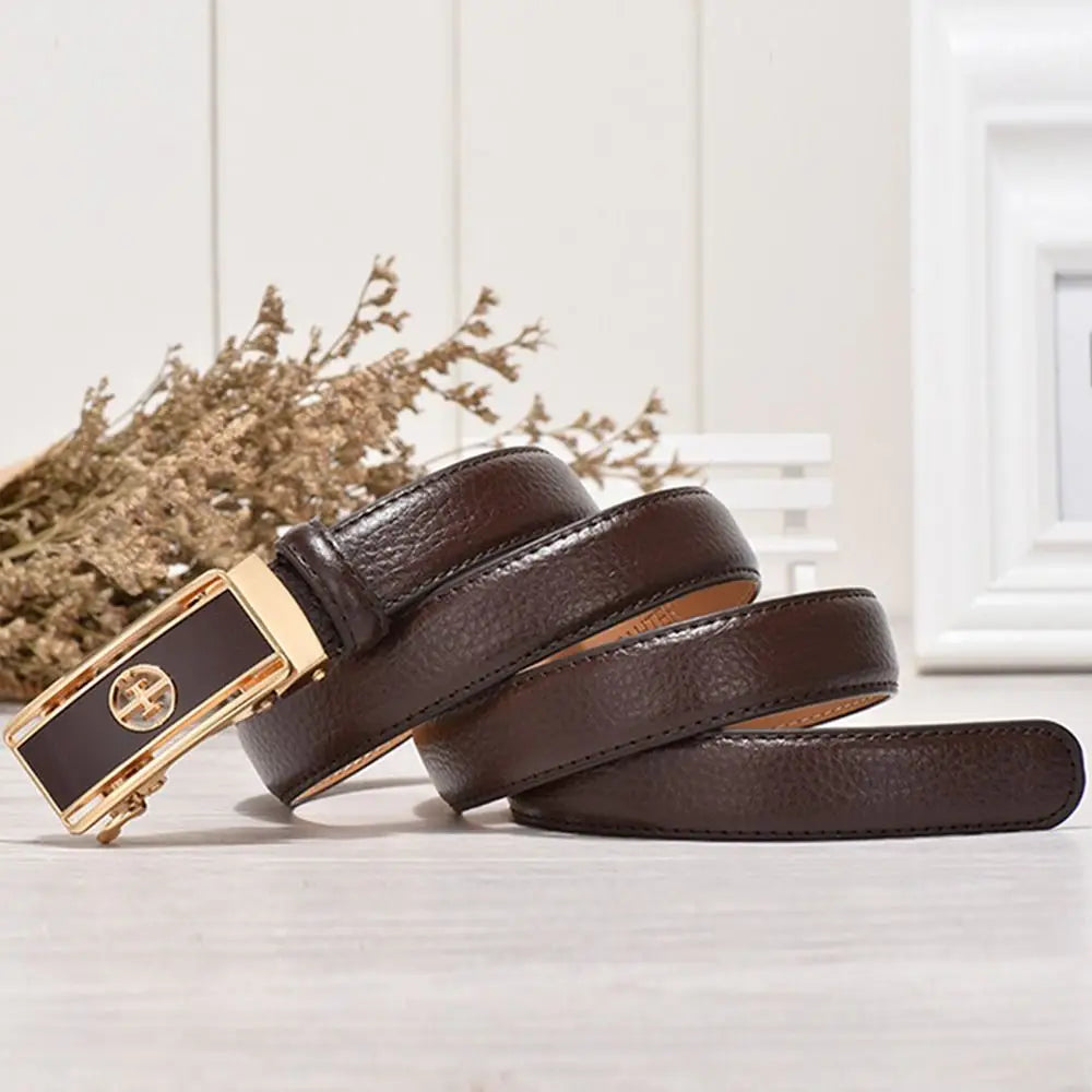 Ceinture à boucle automatique en cuir marron véritable pour femmes, avec boucle automatique plaquée or présentant un logo en relief.