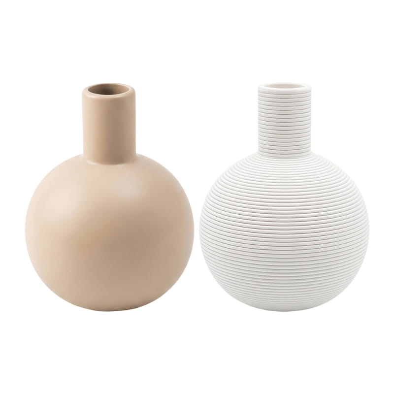 Deux vases décoratifs en céramique sphériques présentant un vase lisse beige mat et un vase blanc cannelé, adaptés comme vase décoratif en céramique ou comme pot à fleurs.