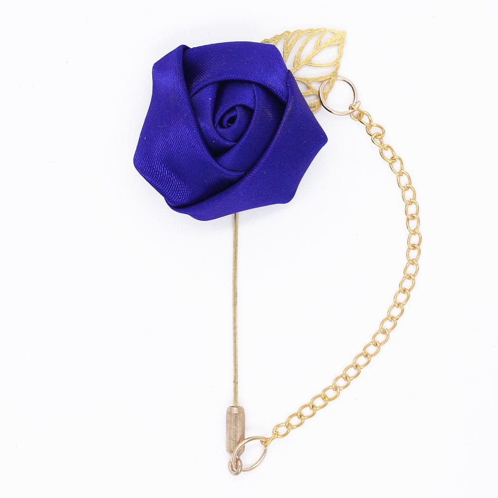 Une boutonnière en rose en satin bleu royal éclatant, avec chaîne et accent feuillu à tons dorés, adaptée aux occasions officielles