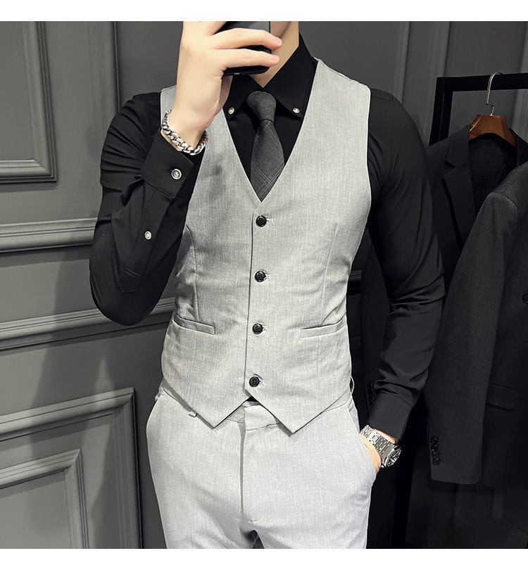 Ensemble de costume slim fit pour homme comprenant un gilet waistcoat gris texturé avec un type de fermeture par boutons noirs et des poches avant, associé à 9 pantalons courts à la cheville.