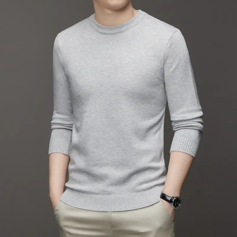 Hellgrauer klassischer Herren-Strickpullover mit Rundhalsausschnitt mit gerippten Bündchen und Saum, gefertigt aus weichem Strickstoff.
