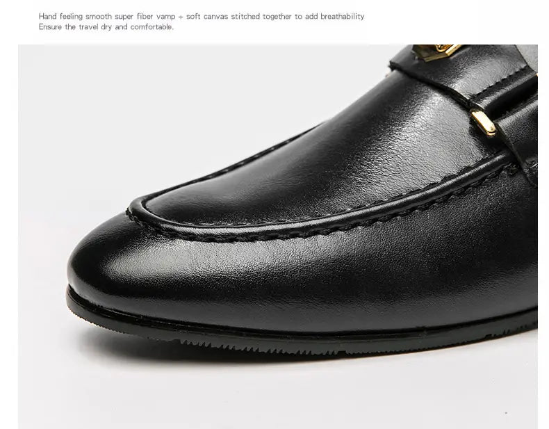 Schwarzer Lederslipper für Herren mit goldfarbenen Metallschnallen.