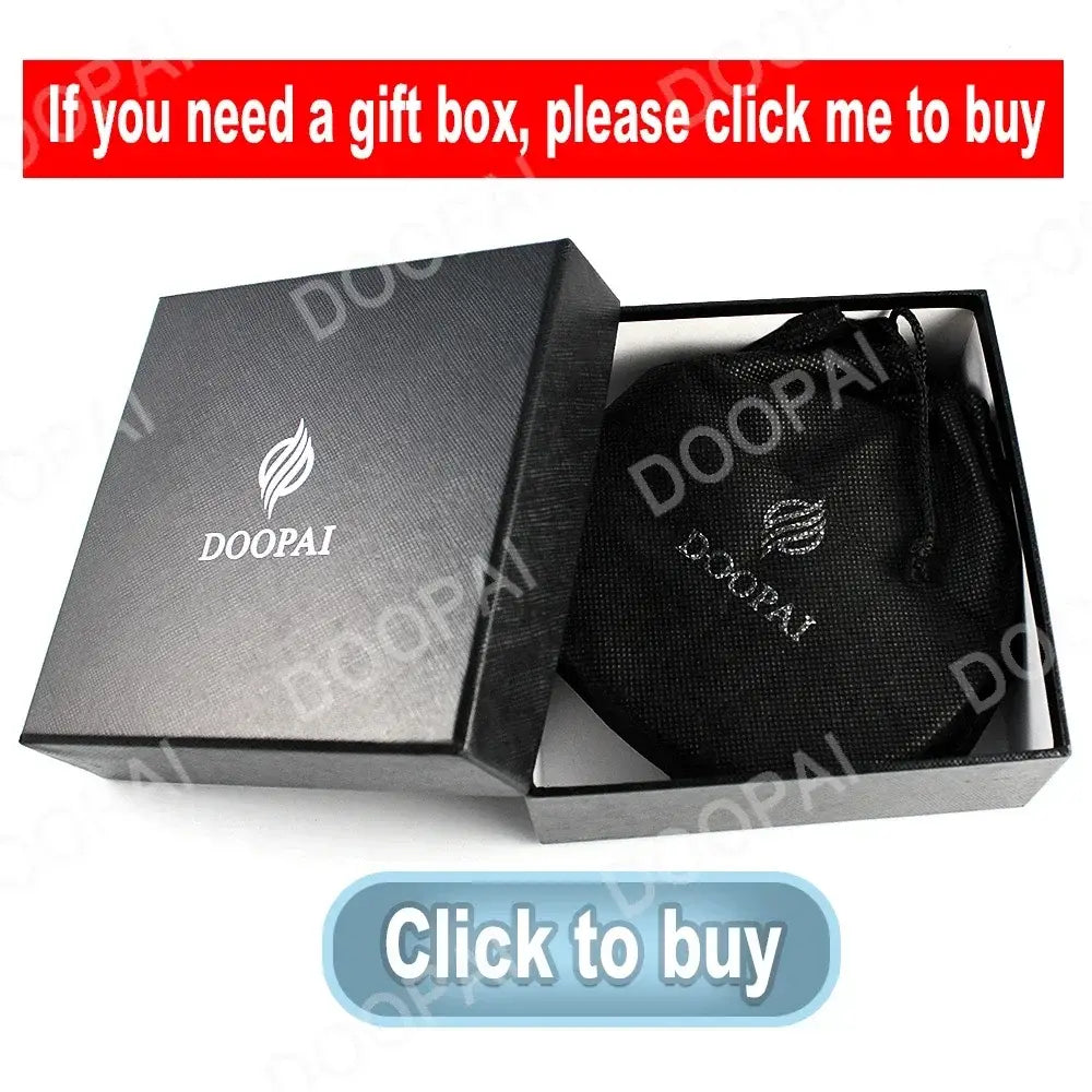 Boîte cadeau noire texturée avec logo doopai sur le couvercle, contenant une ceinture à cliquet en cuir pour homme avec boucle automatique et une pochette noire assortie avec cordon de serrage.