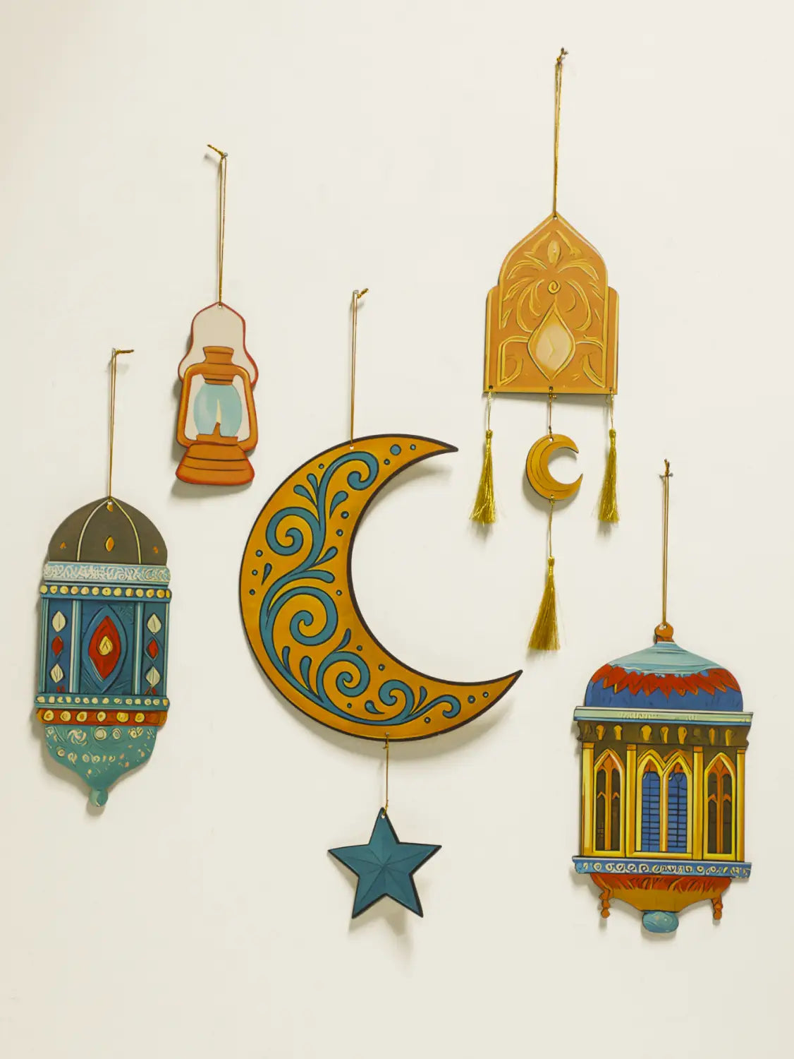Un colgante de pared de luna de media luna de madera pintada a mano y de estilo vibrante, con remolinos turquesa intrincados y una estrella azul colgante, diseñado como farol de luna y estrella de estilo moderno para Ramadán islámico.